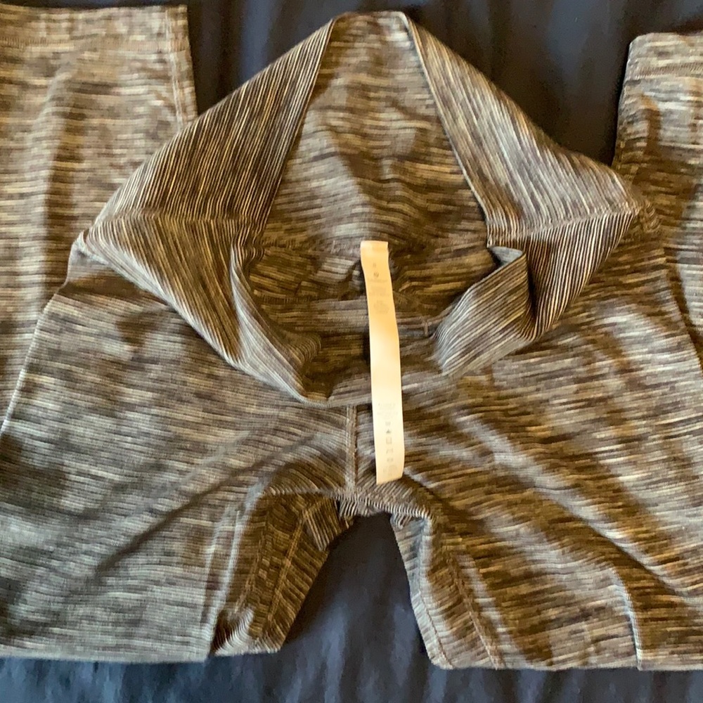 Lululemon/Peloton capri leggings: size 8